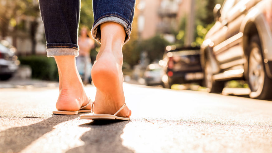 flip flops are one of the causes of heel pain