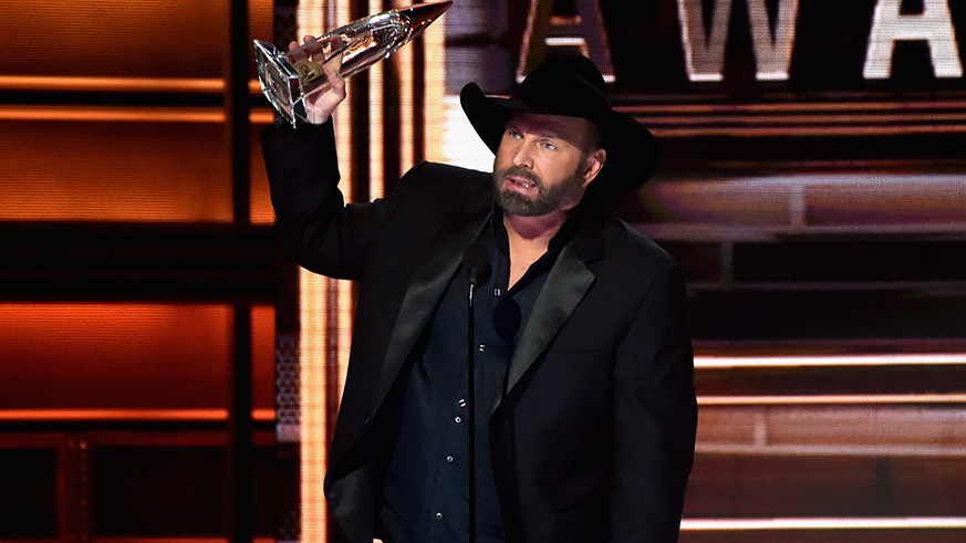 Garth Brooks wins CMA Awards  Entertainer of the Year
