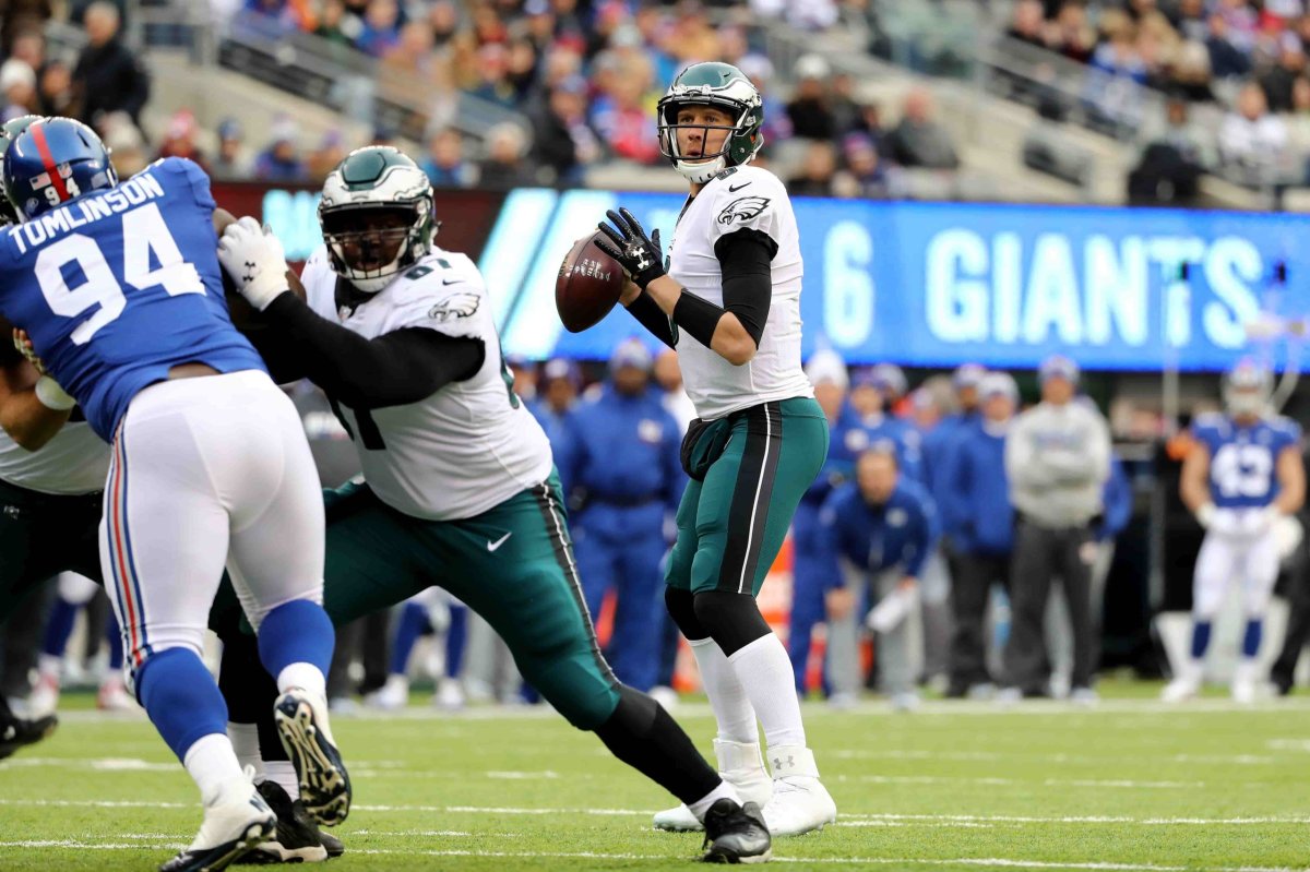 Eagles hang on, clinch first round playoff bye over lowly Giants