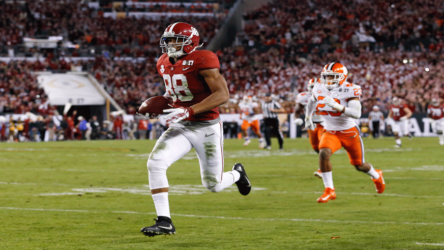 Alabama tight end O.J. Howard streaks toward the end zone during the 2017 National Championship Game against Clemson. (Getty Images)