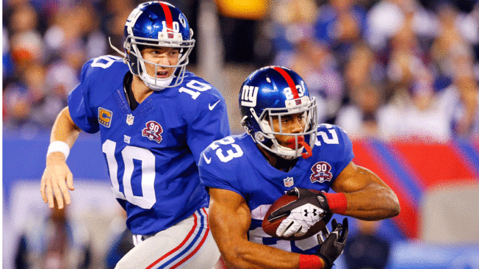 New York Giants quarterback Eli Manning hands the ball off to running back Rashad Jennings. (Photo: Getty Images)