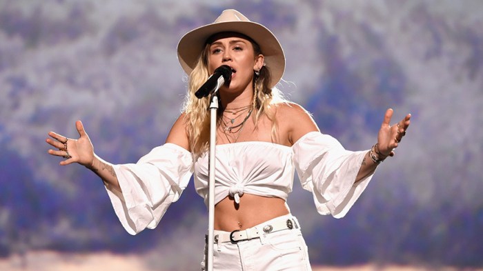 Miley Cyrus Billboard Awards Performance 2017