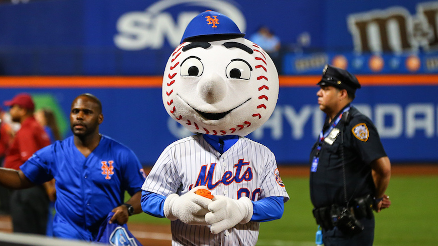 Mr. Met gives fans the finger, team issues apology