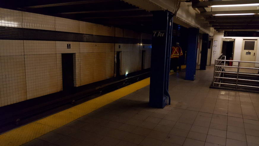 ConEd power outage in Midtown derails morning rush-hour commute.