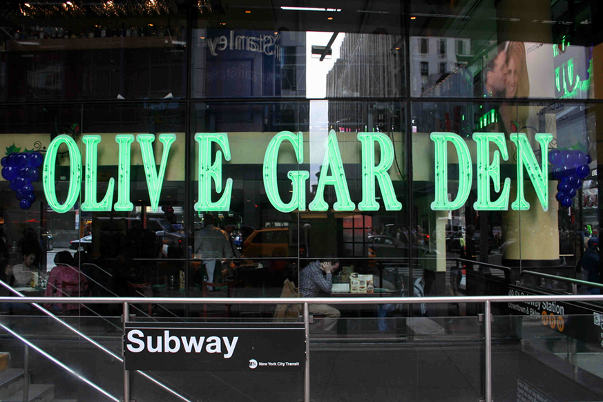 A Twitter thread takes us inside the Times Square Olive Garden from afar.