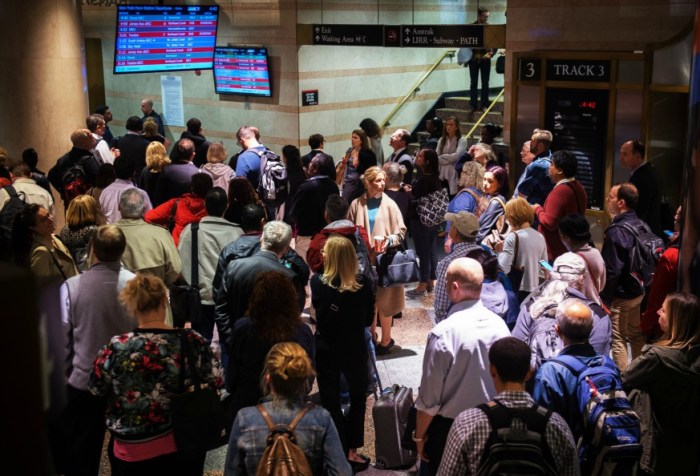An Amtrak wire issue caused headaches and delays of more than an hour for straphangers heading into New York City Monday morning.