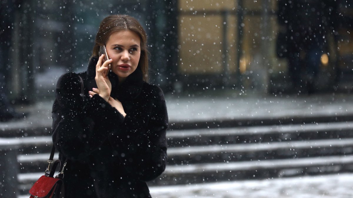 Here’s why your phone battery dies when it’s cold outside