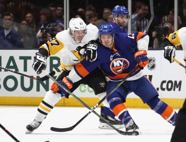 Mathew Barzal (right) and the Islanders came away with the win in Game 1 over Sidney Crosby (left) and the Penguins. (Photo: Getty Images)
