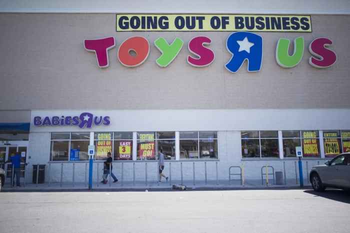 Toys R Us storefront going out of busines