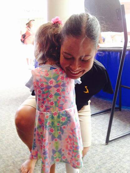 Photo of armless pilot hugging armless little girl goes viral