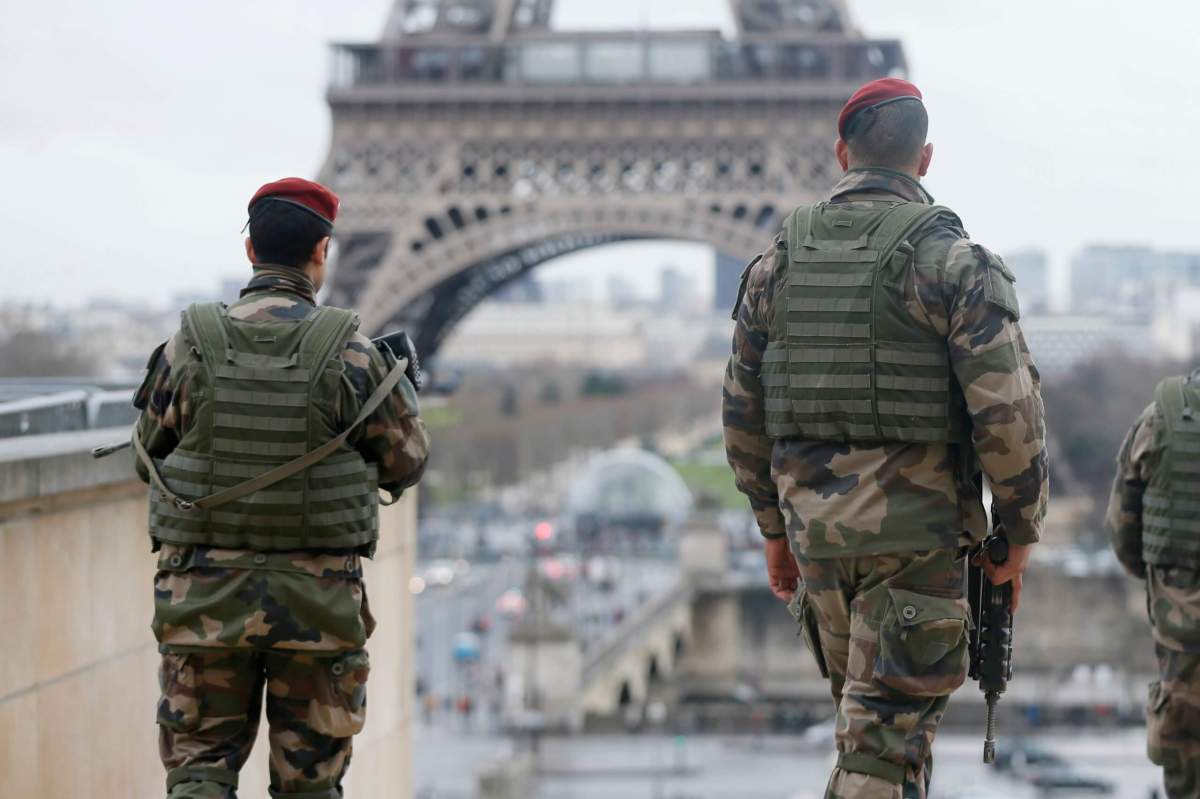 France to put 10,000 soldiers on streets after Paris extremist attacks