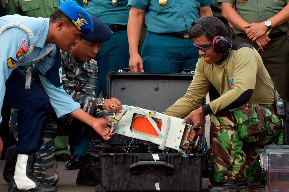 Divers find AirAsia black box
