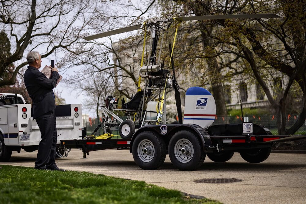 Special delivery! Florida mailman lands gyrocopter on U.S. Capitol lawn