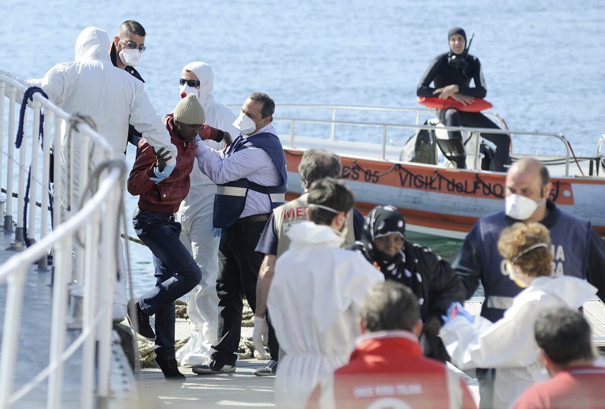 EU ministers hold crisis talks after 700 migrants drown in boat disaster