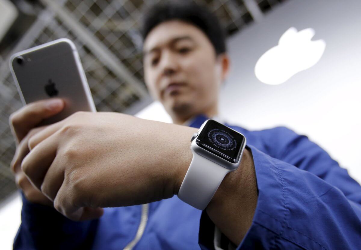 Lackluster launch for Apple Watch, only on sale in upscale boutiques