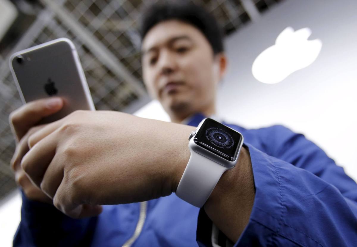 Lackluster launch for Apple Watch, only on sale in upscale boutiques