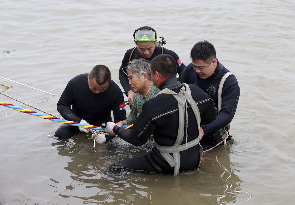 Hundreds missing after cruise ship sinks on Yangtze River, China
