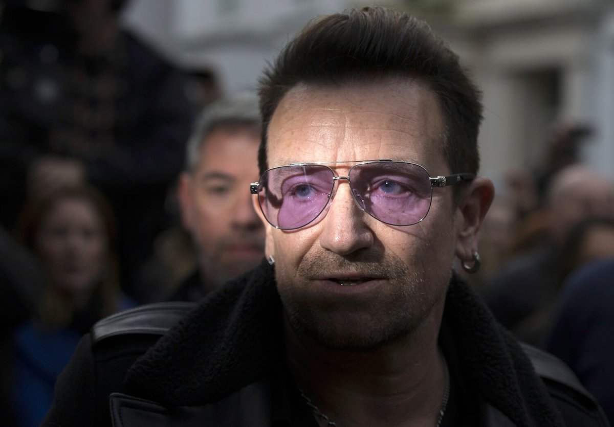 Bono might (still) not play guitar