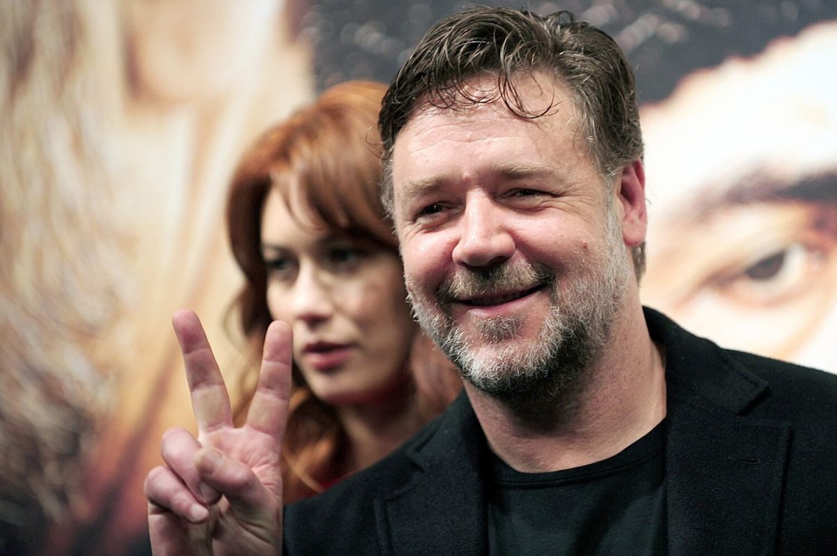Russell Crowe has some advice for older actresses: act your age