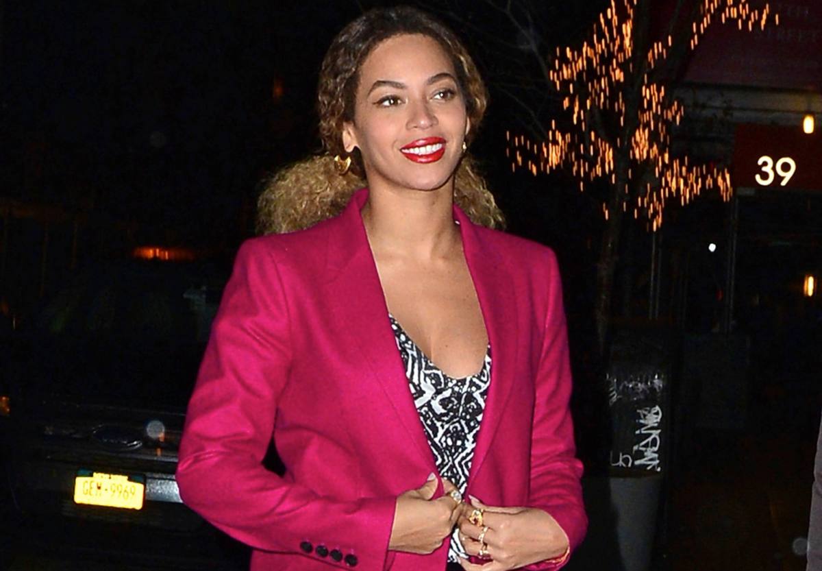 A trip to the beach sparks new Beyonce pregnancy rumors