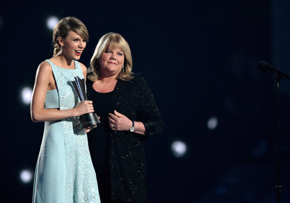 Tender moment as Taylor Swift’s mom presents her with CMA Award