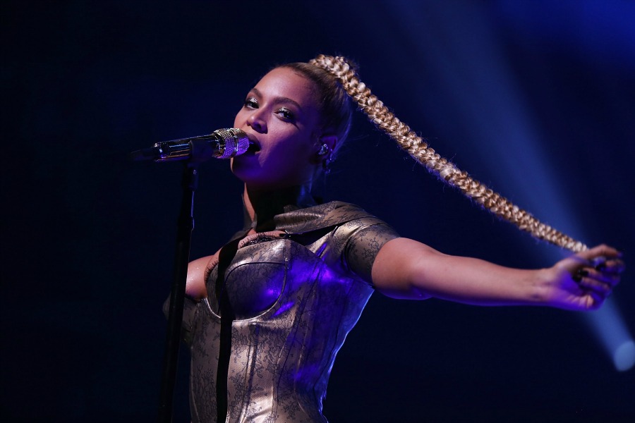 Beyoncé performs with a ripped earlobe at Tidal concert