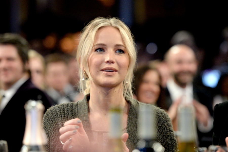 Jennifer Lawrence warns fans about respecting her privacy