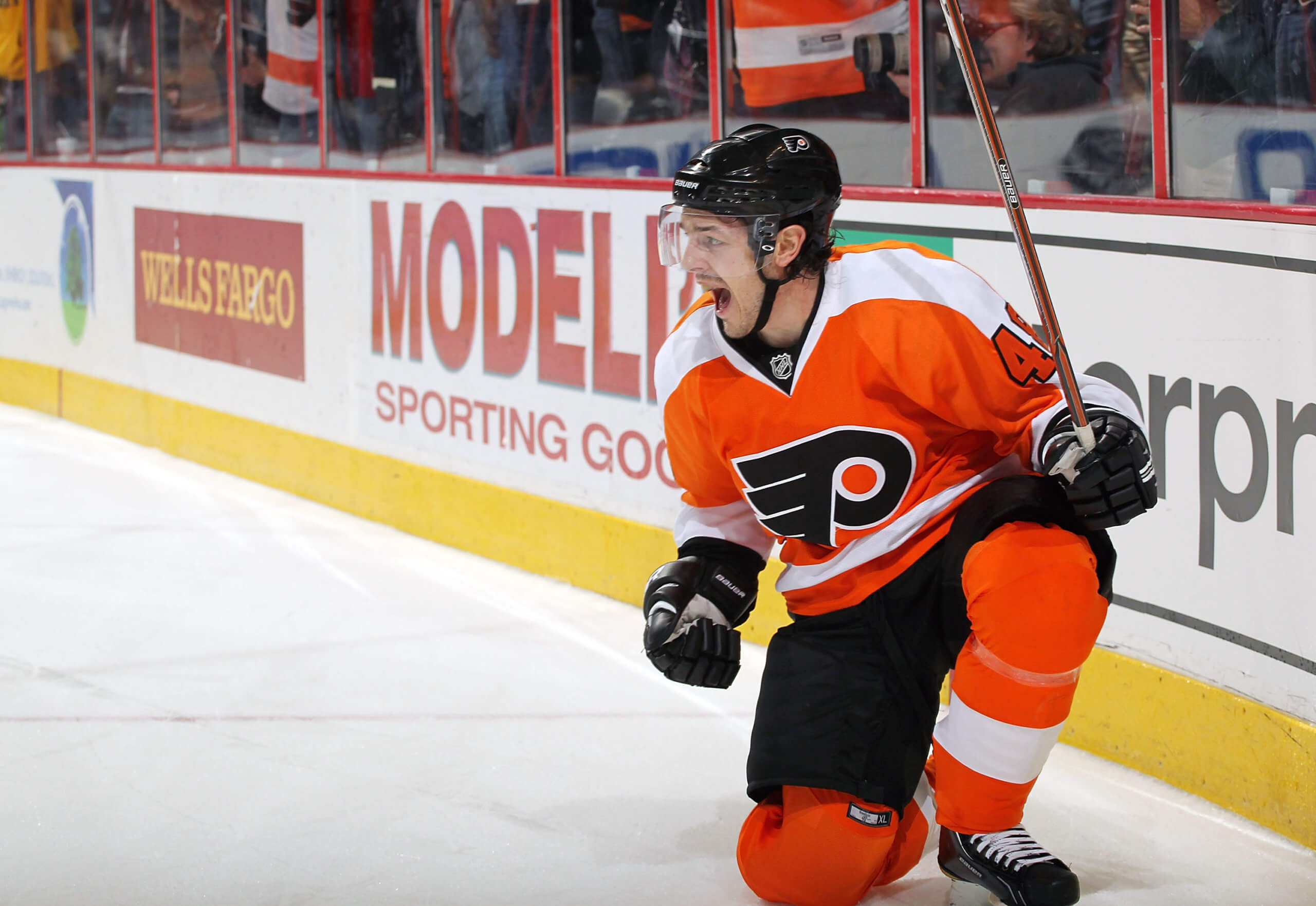 Danny Briere scores in OT to get the win for the Flyers.