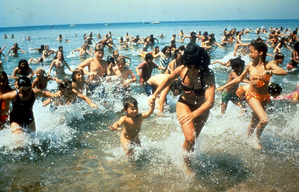 Watch ‘Jaws’ while floating in the ocean … if you dare