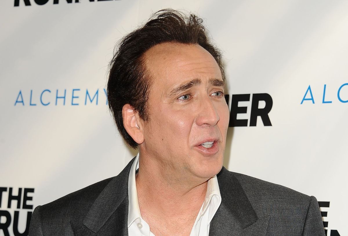 Nicolas Cage returns his stolen dinosaur skull. Wait, what?