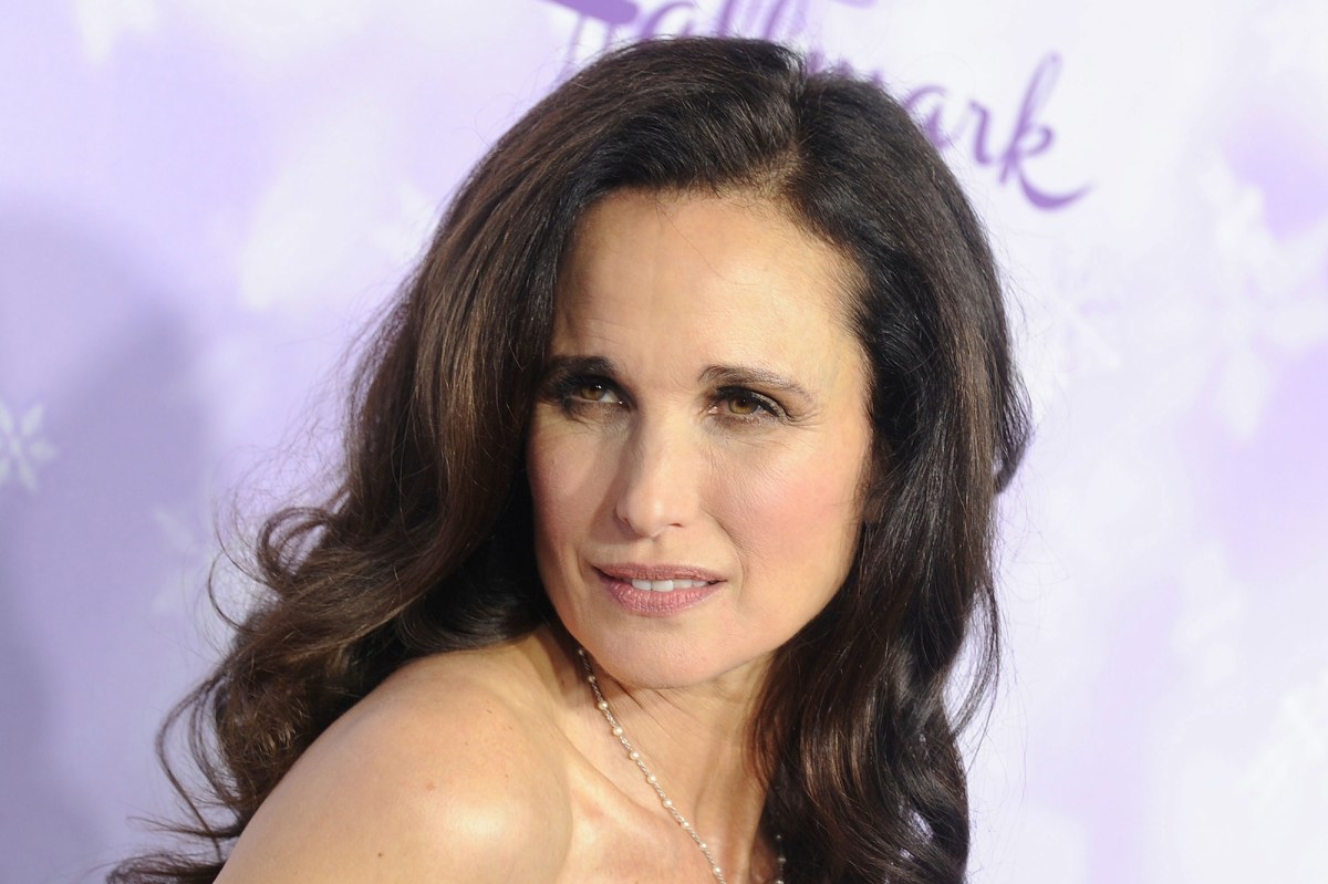 Andie MacDowell tweets about being kicked out of first class with her dog