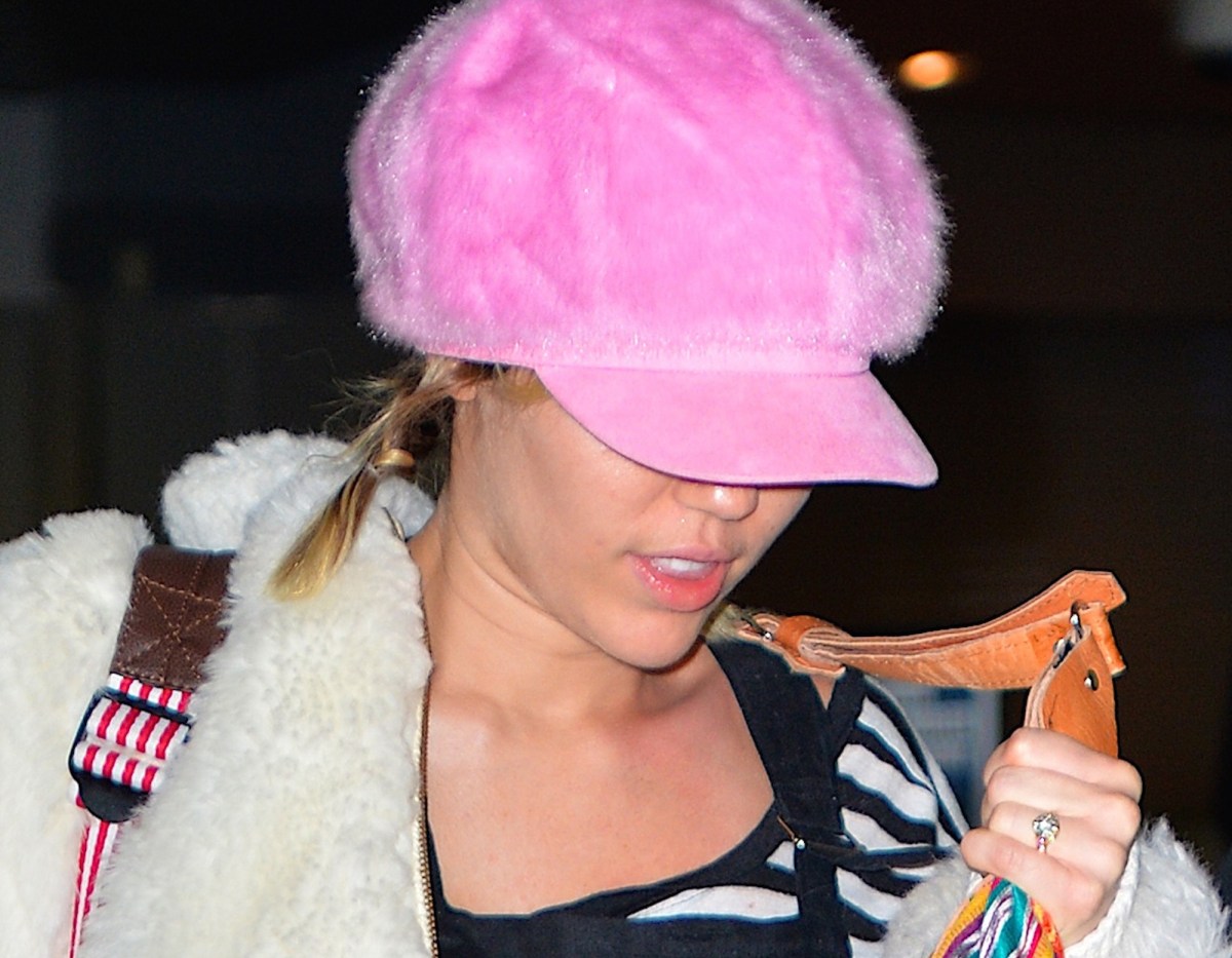 Miley Cyrus flashing her old engagement ring