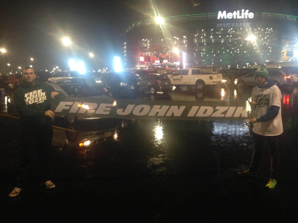 Jets fans’ frustration boils over as they unleash banners on Monday Night