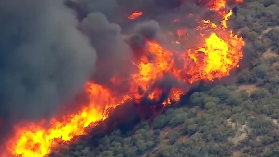 Brush fire prompts evacuation of 700 people east of Los Angeles