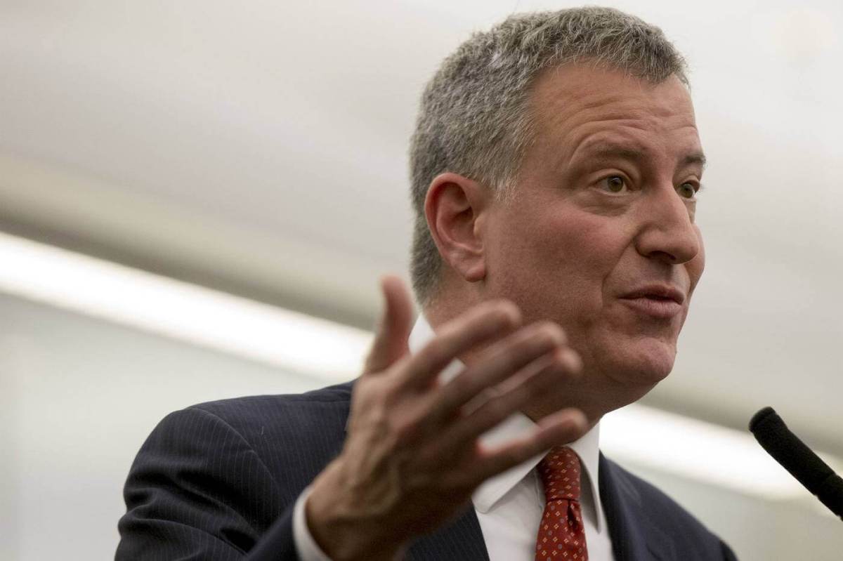 New York City mayor says he would veto police chokehold ban