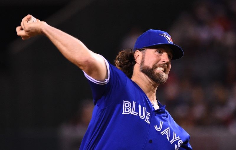Braves strike deal with Dickey, offseason moves begin