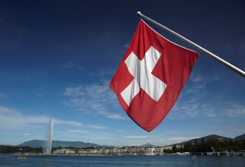 Swiss upper house backs immigration bill avoiding EU quotas