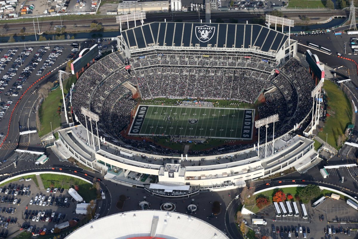 Oakland, in bid to keep Raiders from Las Vegas, moves forward on new stadium
