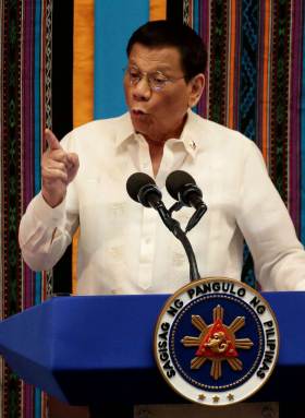 Philippines’ Duterte pestered again as gecko stalls speech