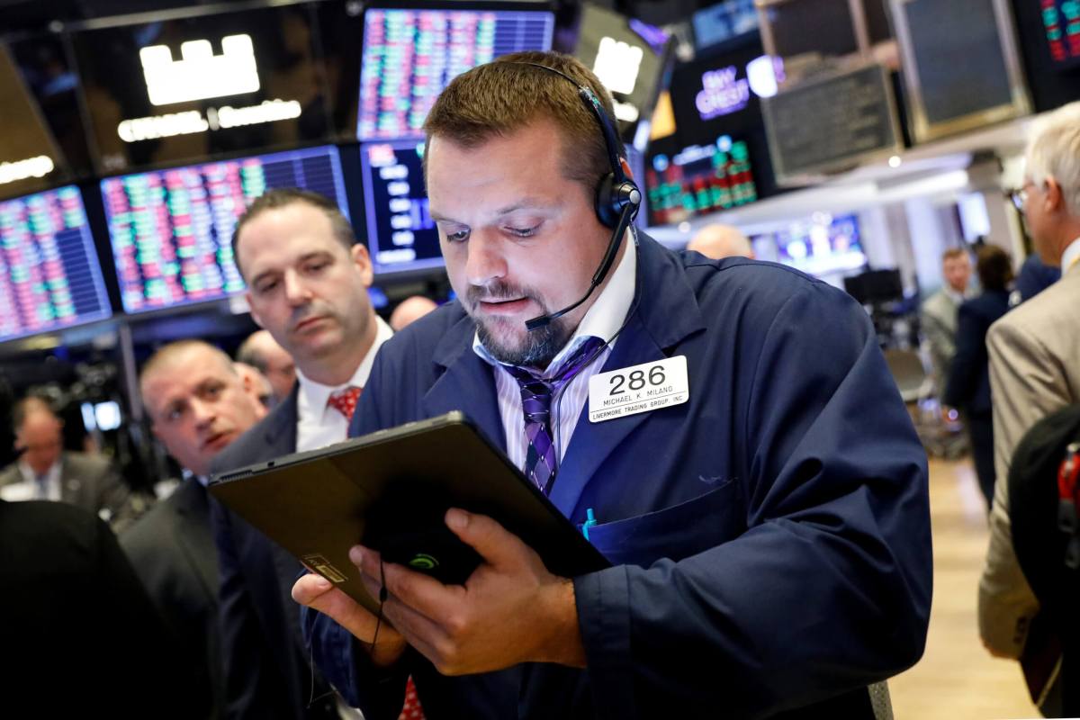 Wall Street edges higher with Apple, though economic data mixed
