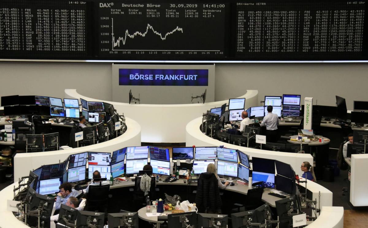 Weak U.S., euro zone data push European shares lower