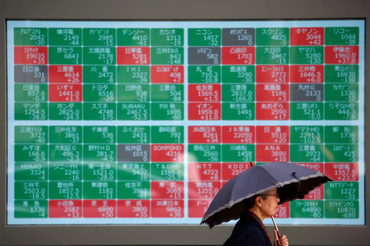 Asia stocks camp near peaks as trade talks drag on