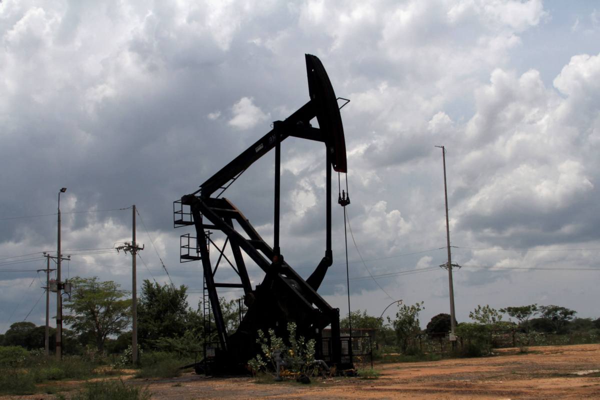 Oil steadies as Cushing drawdown faces trade worries