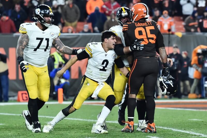 Browns’ Garrett ejected for swinging helmet at Steelers QB