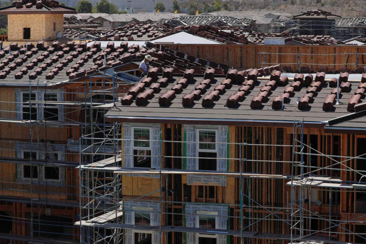 Lower mortgage rates boost U.S. housing starts, building permits