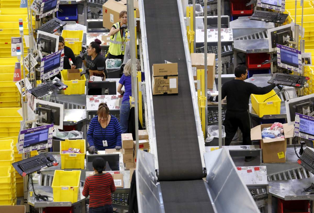 Top U.S. retailers absorb tariff pressure ahead of holiday shopping season