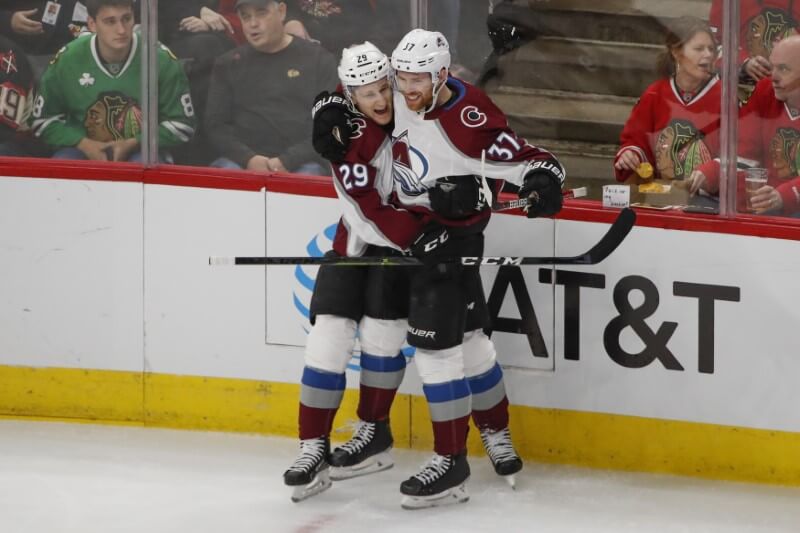 Avalanche down Blackhawks to open back-to-back
