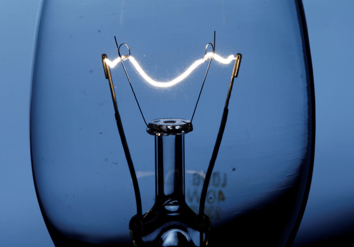 U.S. rolls back standards on energy saving light bulbs
