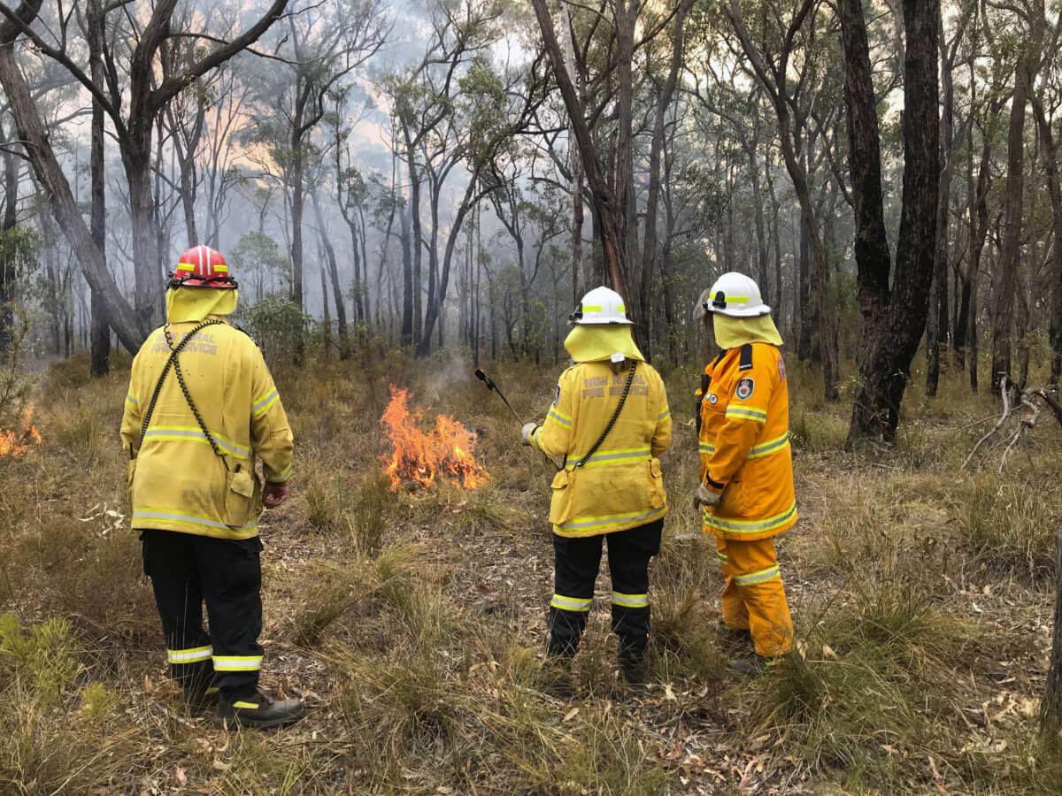 Australian firefighters spend Christmas Day containing blazes; temperatures to soar