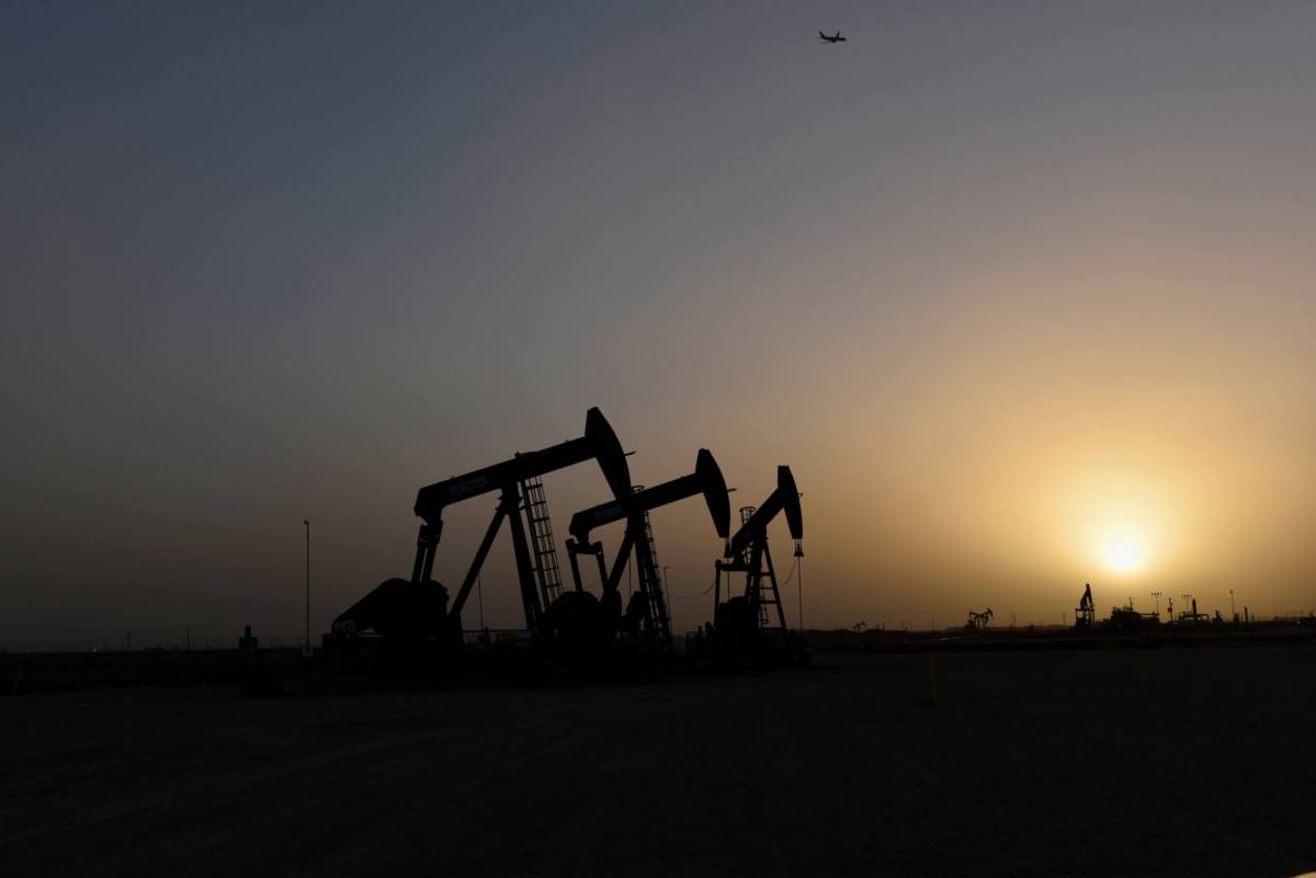 Oil steady as trade hopes, Mideast tensions support, dollar weighs